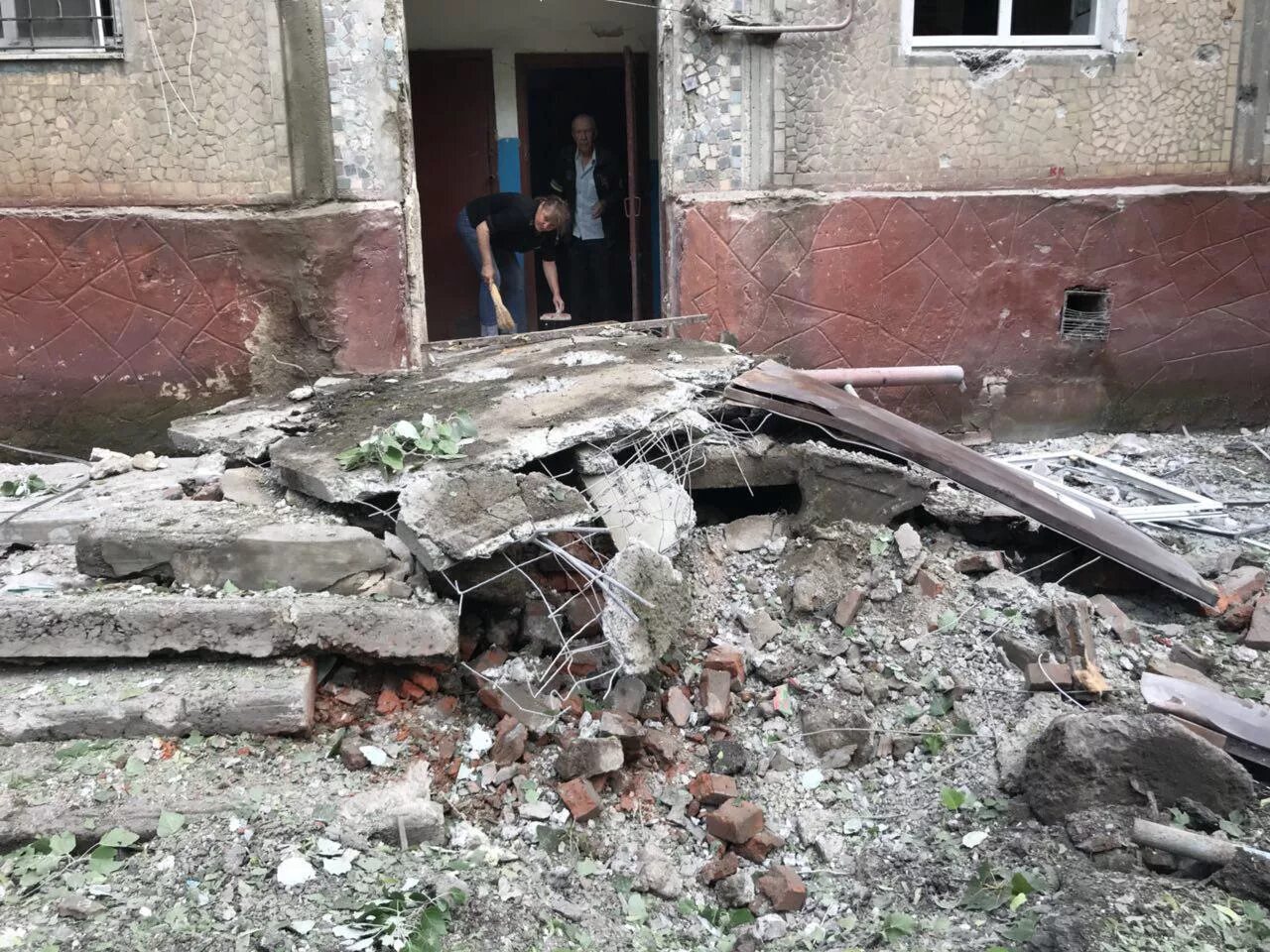 Разрушенный дом. Горловка донецкая область никитовка разрушения. Горловка украина после войны. Зайцево донецкая область. Поселок зайцево.