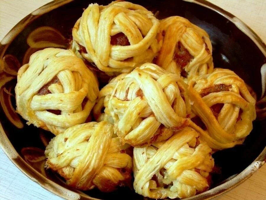 Фарш в тесте. Клубочки в слоеном тесте. мясные клубочки в слоеном. фарш в слоеном тесте. клубочки из фарша и слоеного.
