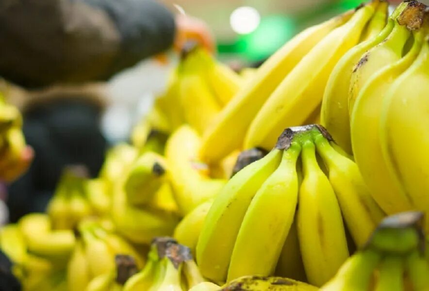 Как продавать бананы. Бананы на прилавке. бананы на базаре. бананы в супермаркете. продаю бананы.