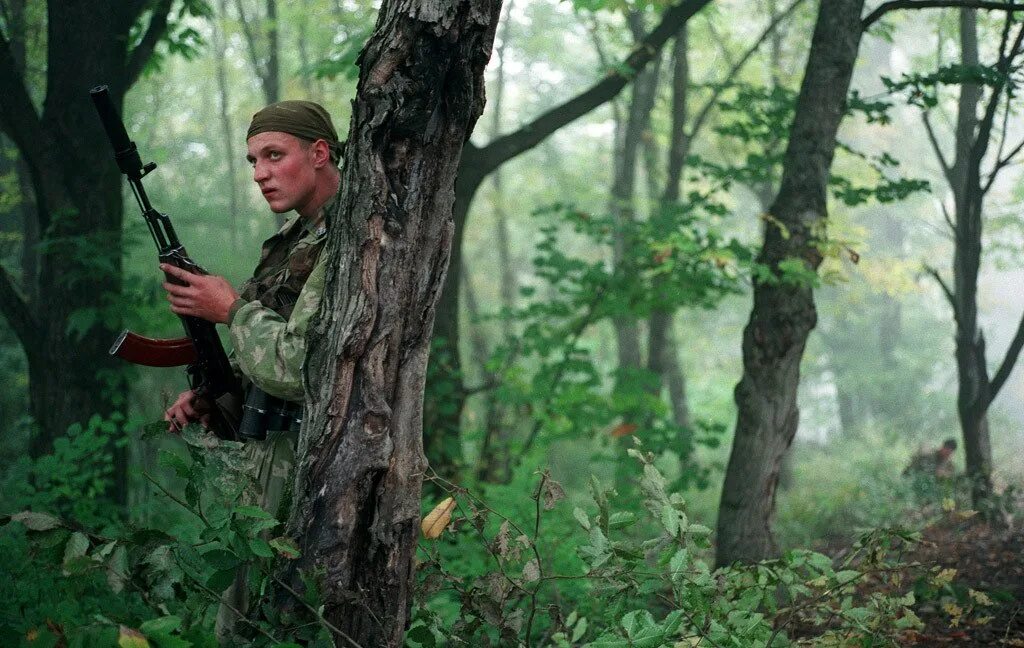 Чечня 1995 солдат спецназа. Солдаты в лесу. Засада в лесу. И где для меня и где засада