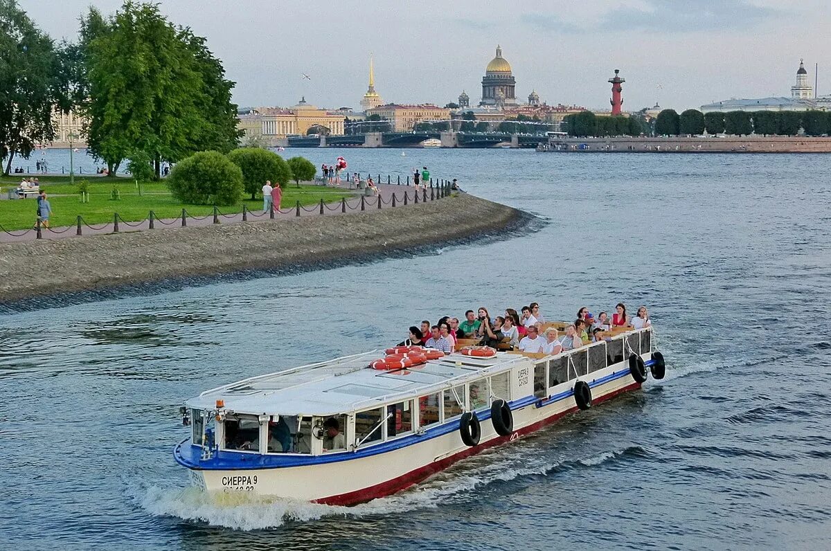 На реке неве на воде. Санкт-Петербург река Нева теплоходы. Санкт Петербург Нева теплоход. Теплоход Москва на реке Неве. Прогулка на теплоходе в Питере.