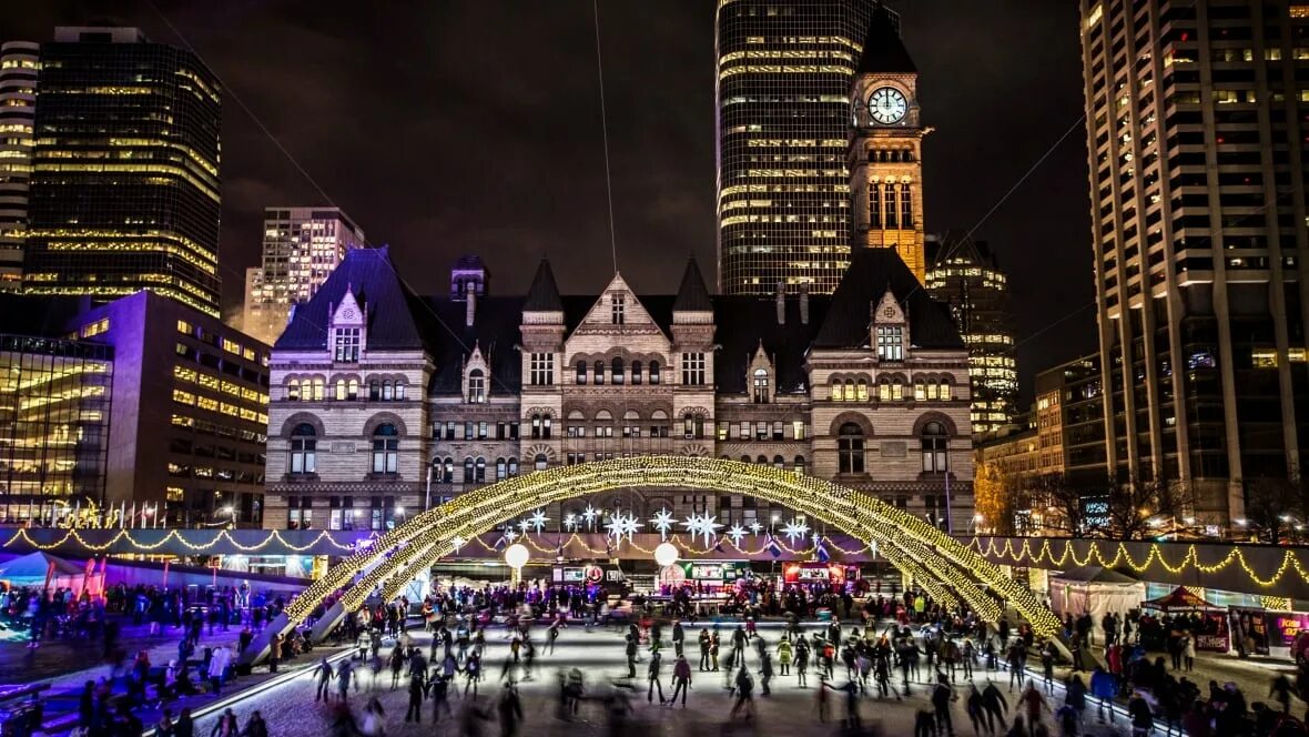 31 декабря 2011. Nathan Phillips Square в Торонто. Канада Торонто в Рождество. Оттава новый год. Новый год в Канаде.