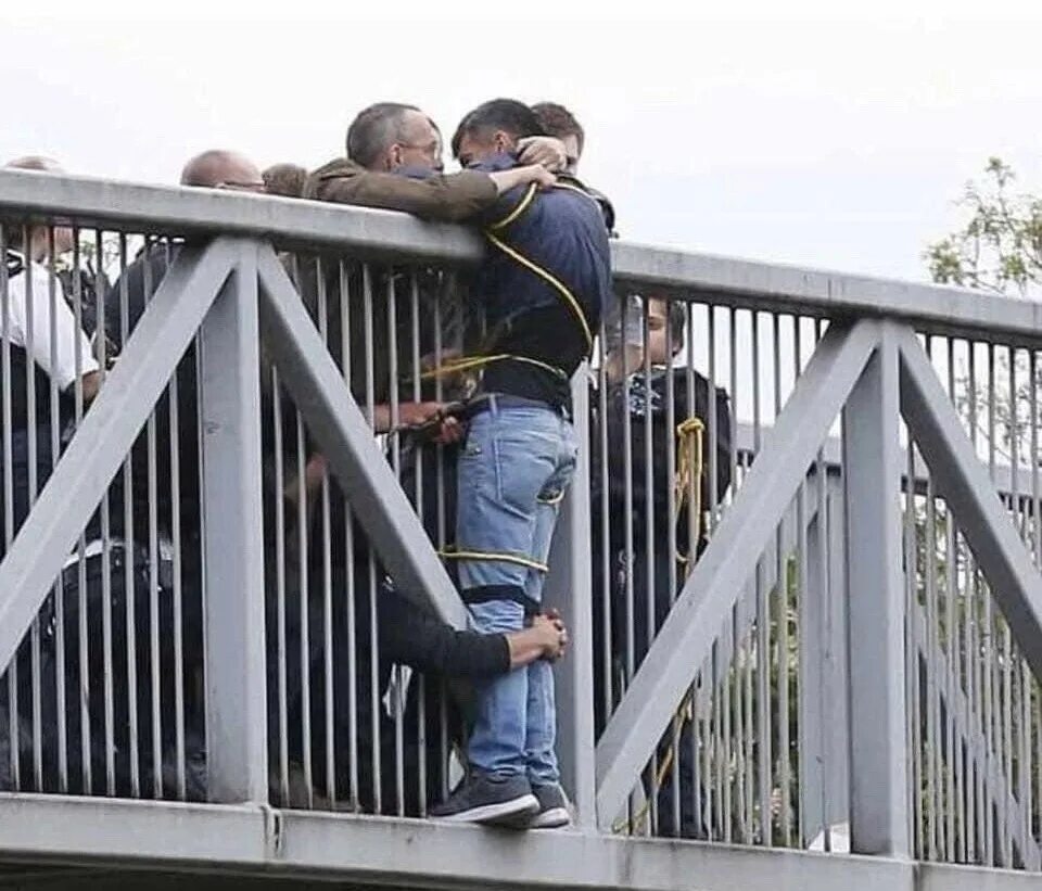Спасение человеческой жизни. Спасение от самоубийства. Парень хочет спрыгнуть с моста. Парень прыгнул с моста.