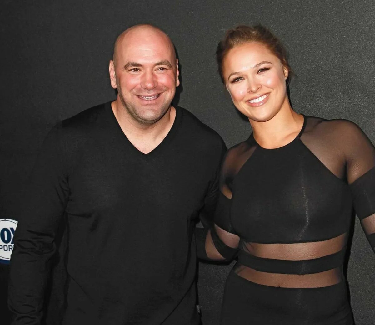 Жена дэна уайта. Дэн рейнольдс с женой. Джан яман и элиф тутаркабан. Жена дена. Жена дена.