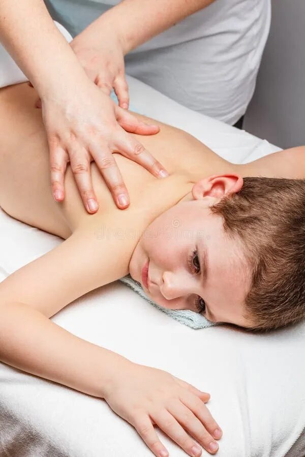 Little massage. Массаж спины ребенку. Лечебный массаж для детей. Массаж поясницы ребенку. Детский массаж фото.