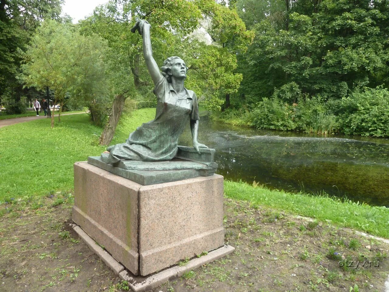 Памятник раймонде дьен в московском парке. Двор волшебника изумрудного города в санкт-петербурге. Забавные памятники санкт-петербурга. Памятник необычные памятники в санкт-петербурге. Питер памятник фаине раневской.