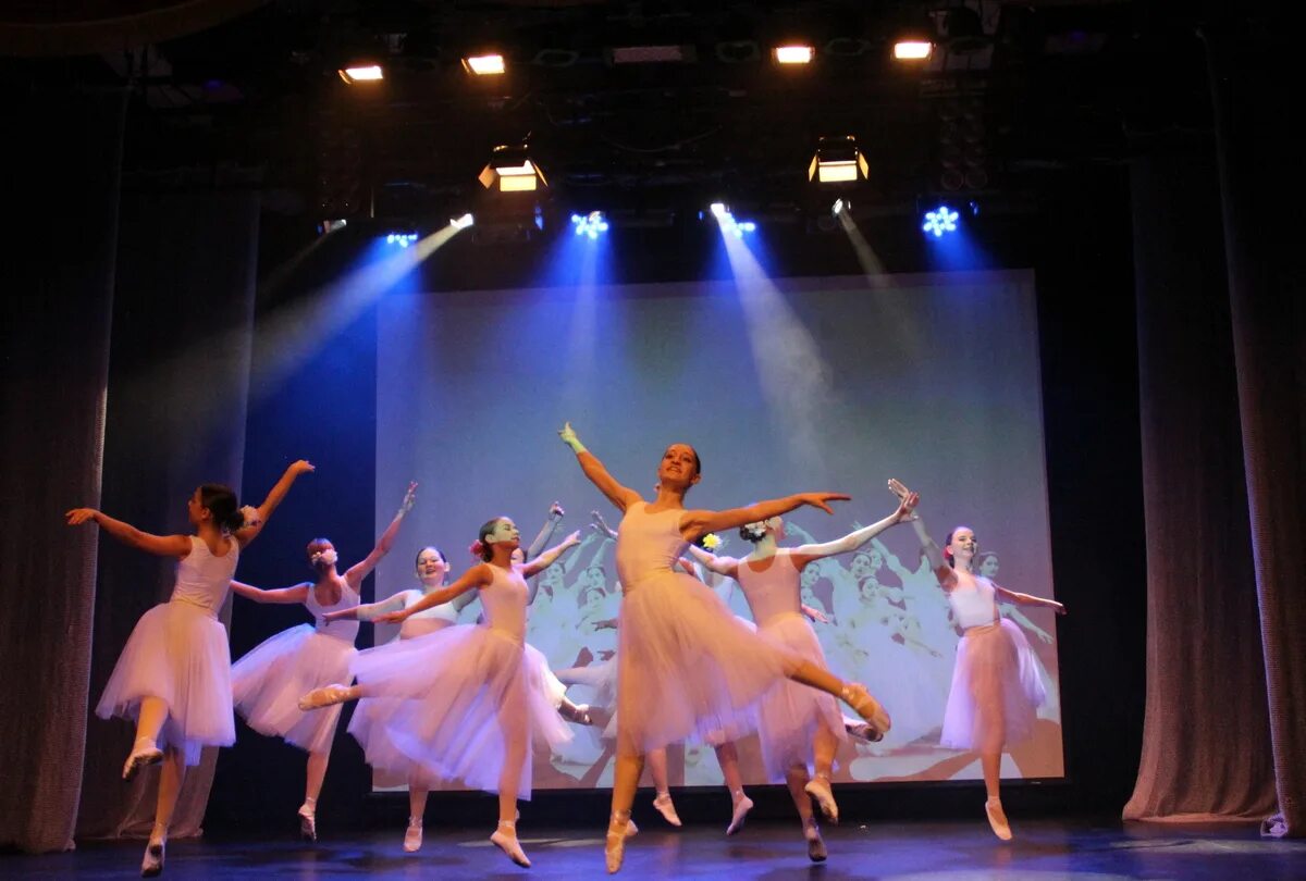 Новая фабрика отчетный концерт 14 апреля. Отчётный концерт хореографического коллектива 2022. Танцы на сцене в школе. Отчётный концерт хореографического коллектива. Девочка танцует на сцене.