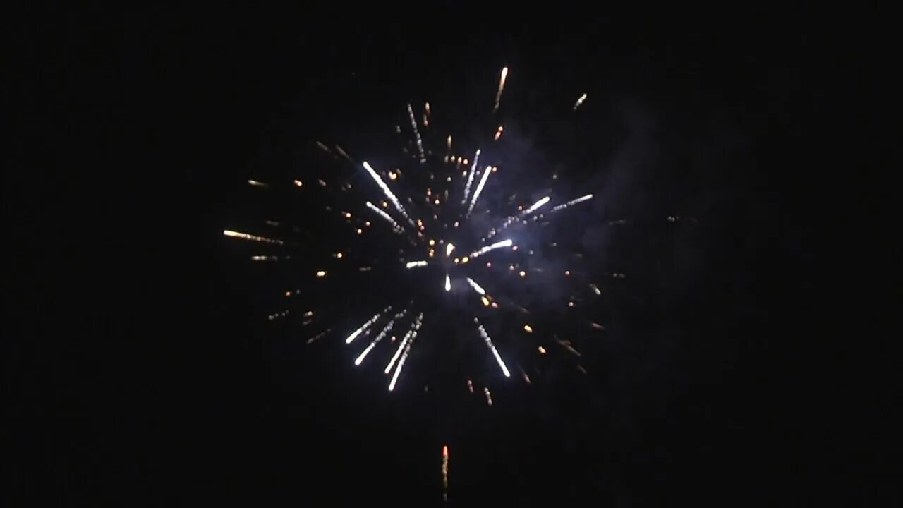 Залп фейерверка видео. Салют 12 месяцев. салют 100 залпов на с называется.