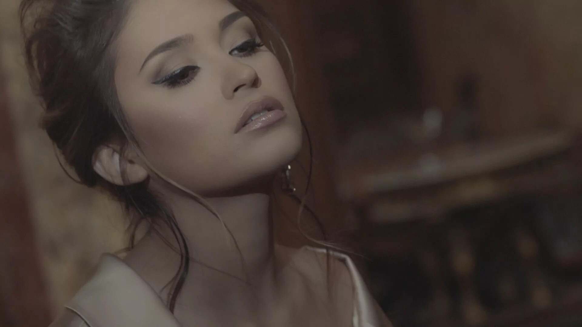 наушники для девушек. девушка в наушниках поет. женя отрадная уходи дверь закрой. девушка с микрофоном. маленькая девочка поет на сцене.