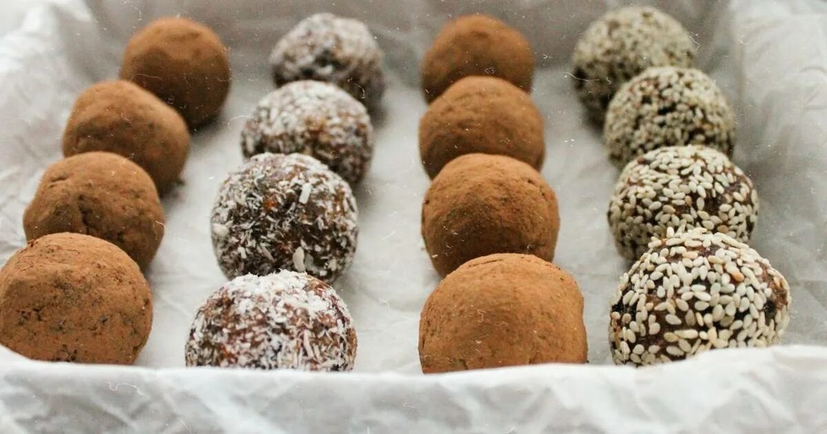 Финиковые конфеты с кокосовой стружкой. Пп конфеты из фиников. Pink truffle конфеты. Диетические конфеты из сухофруктов. Финиковые конфеты с кокосовой стружкой.