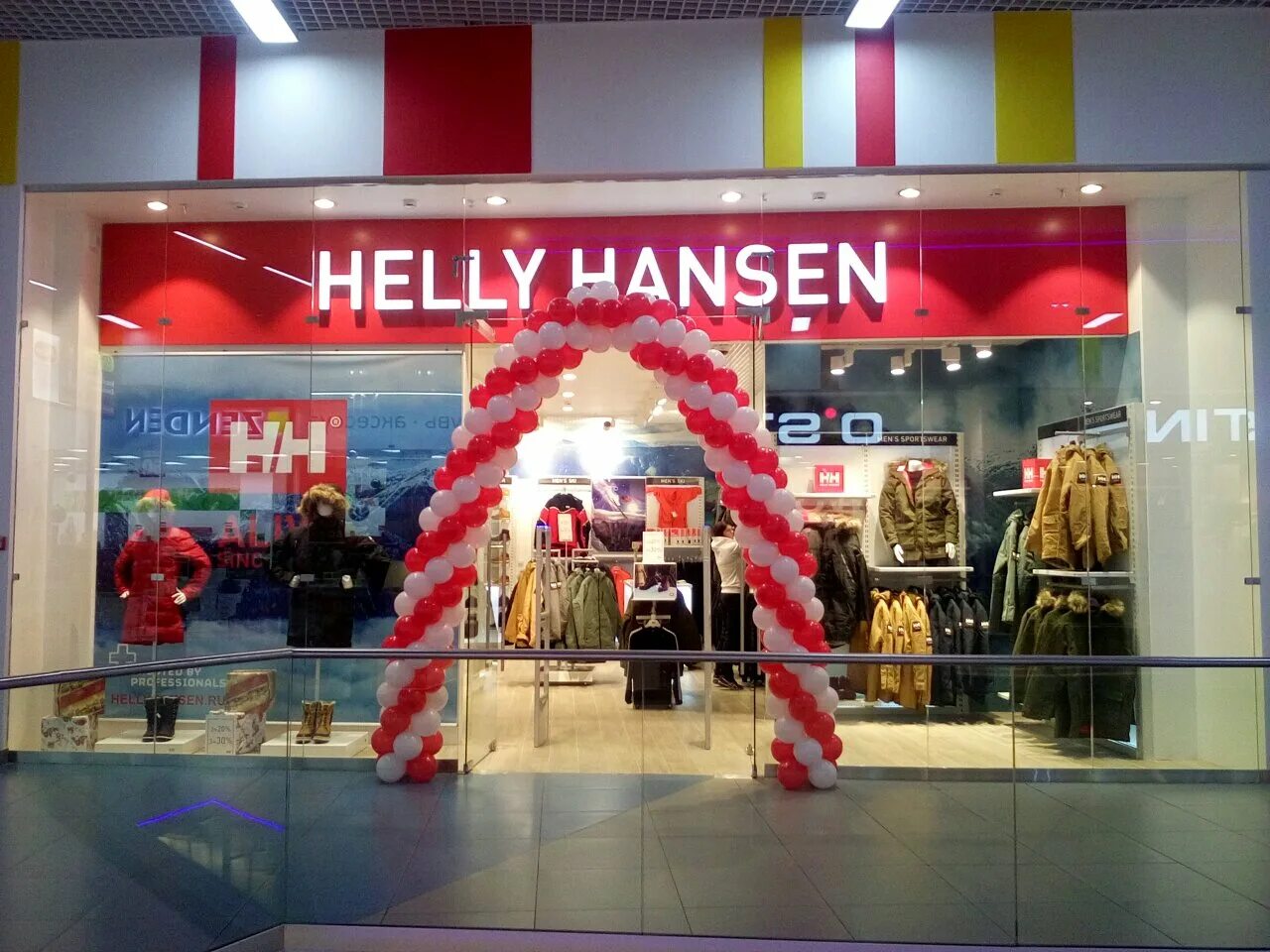 Helly hansen метрополис. Магазины helly hansen в баку. Магазин норвежской одежды. Магазины хелли хансен. Helly hansen мурманск.