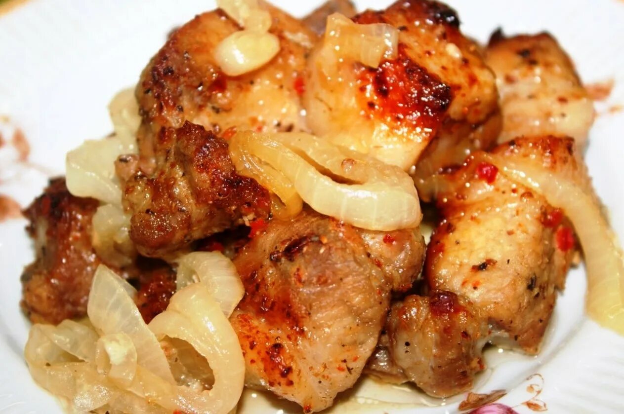 Шашлык без уксуса из свинины с луком. Шашлык в духовке. мясо на луковой подушке в духовке. шашлык в духовке из свинины. шашлык в духовке на луковой подушке.