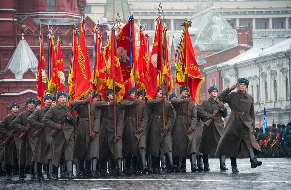 Парад в Москве 7 ноября 1941. Парад посвященный Октябрьской революции 1941. Парады на Октябрьскую революцию в 1941 год. Парад на красной площади 7 ноября 1941.