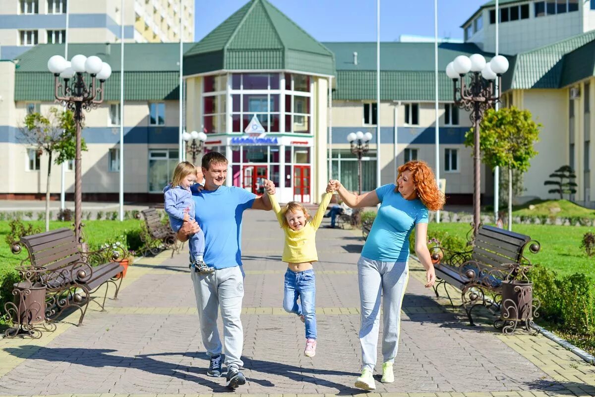 занятие спортом. спорт скандинавская ходьба. учреждение здоровье и отдых. детские летние лагеря. йога тур на море.