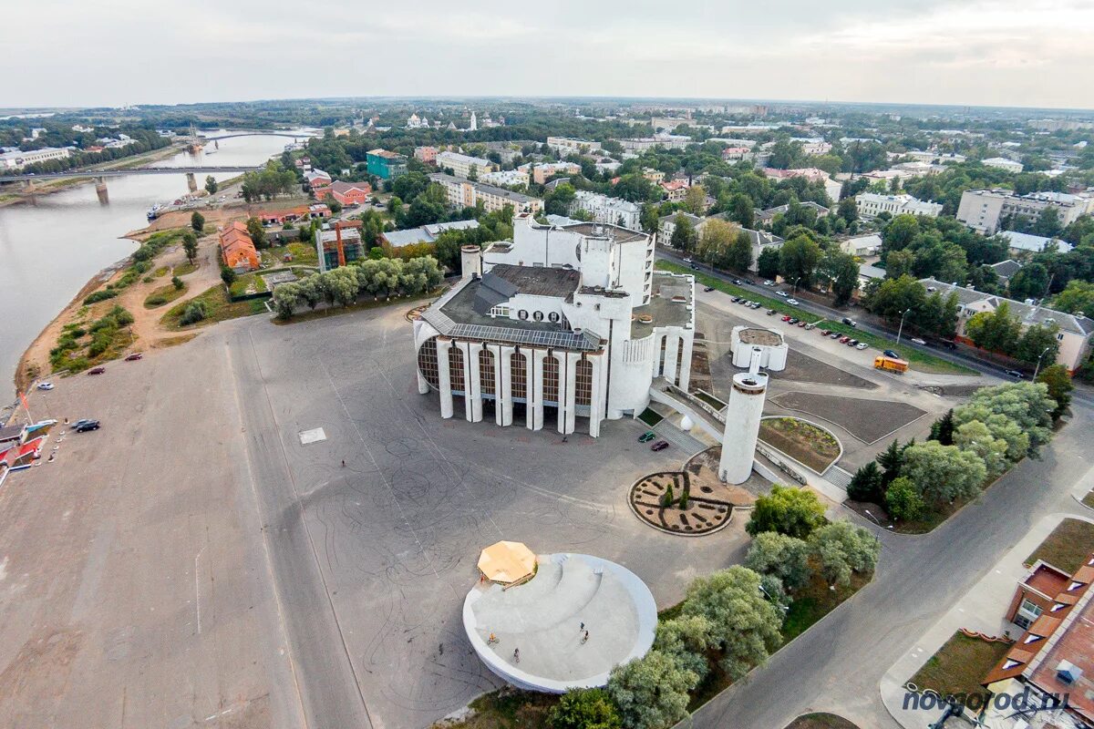 Драматический театр Великий Новгород. Новгородский Академический театр драмы им ф.м Достоевского. Новгородский театр драмы Великий Новгород. Театр имени Достоевского Великий Новгород. Сайт театра великий новгород