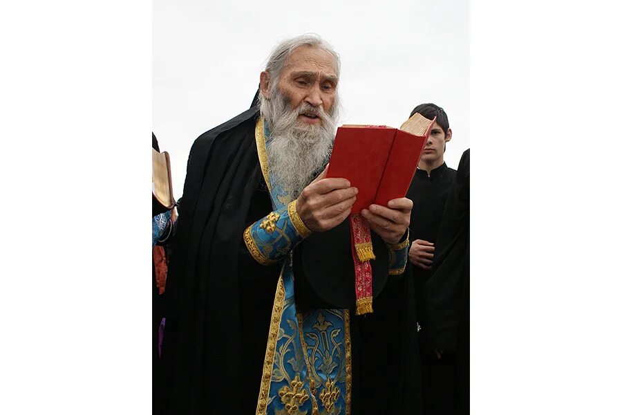 Оптинский старец илий. Играет на гитаре батюшка илий с участниками конфликта слушать. Илий ноздрин и патриарх кирилл. Как попасть к старцу илие. Оптина пустынь старец илий.