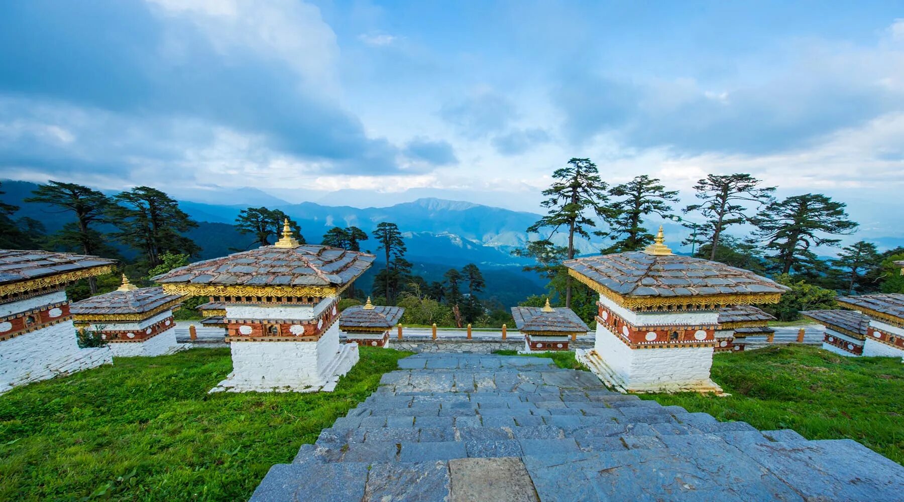 Бутан виды. Бутан Гималаи. Тхимпху — столица королевства бутан. Королевство бутан храм в Гималаях. Крепость-монастырь Пунакха-дзонг.