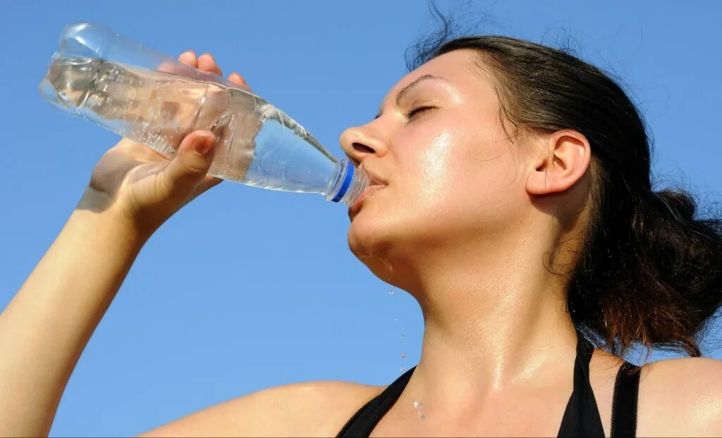 Пью воду и тошнит. Женщина пьет медовую воду. Вода пить Солнечный удар. Девушка в холодной воде.