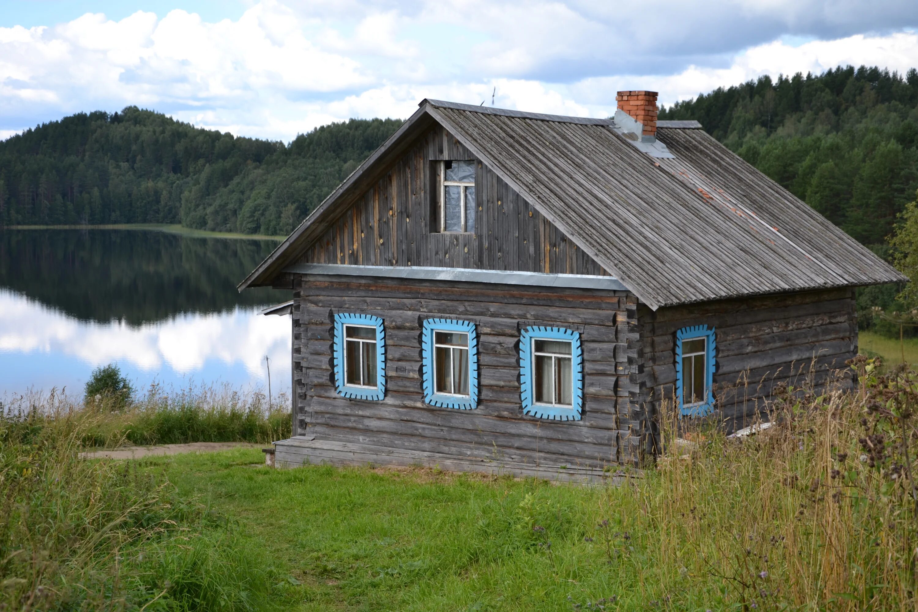 Сколько стоит деревня. Деревня Плесо Пермский край. Деревенский дом у озера. Изба на берегу озера. Деревенский домик на берегу озера.