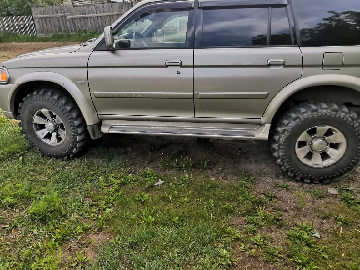 Mitsubishi pajero sport 2. Паджеро спорт 2 на 33 колесах. Mitsubishi pajero sport 1 на 33 колесах. Mitsubishi pajero sport на 35 колесах. Mitsubishi pajero sport 2 kh.