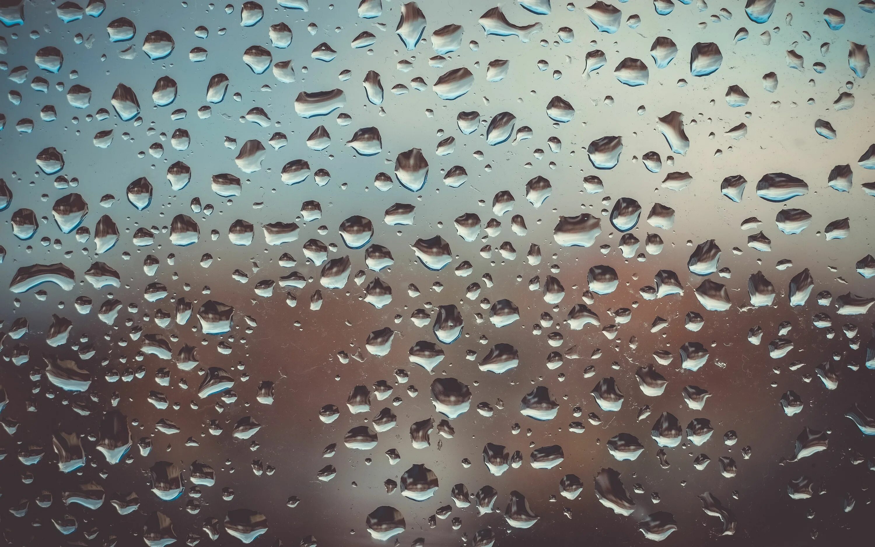 Капли на стекле. Капли дождя. Капли дождя на стекле. Мокрое стекло. В стене капает вода