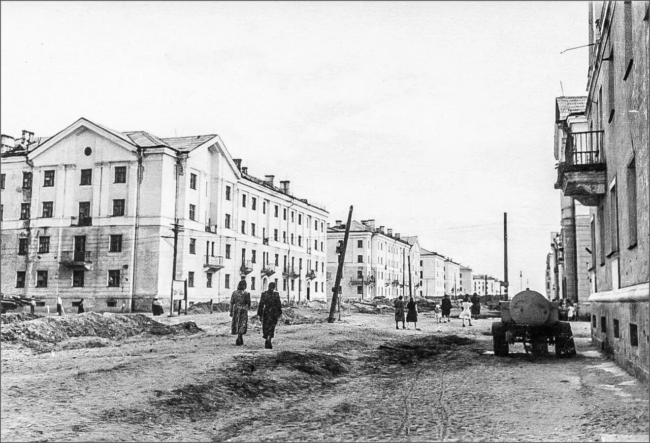 Северодвинск до 1957 года 9 букв. Город Молотовск. Фото магаданских улиц 1950х годов. 1950 Улица Геологов Пермь Нагорный в 1950 -е. Старые фотографии г Молотовск.