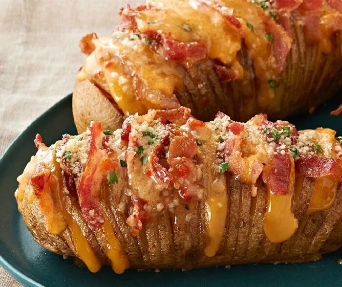 Картофель в духовке с ветчиной и сыром. Картошка гармошка с беконом. картошка гармошка с беконом в духовке. картофель с беконом и сыром. картошка-гармошка в духовке с хрустящей корочкой.
