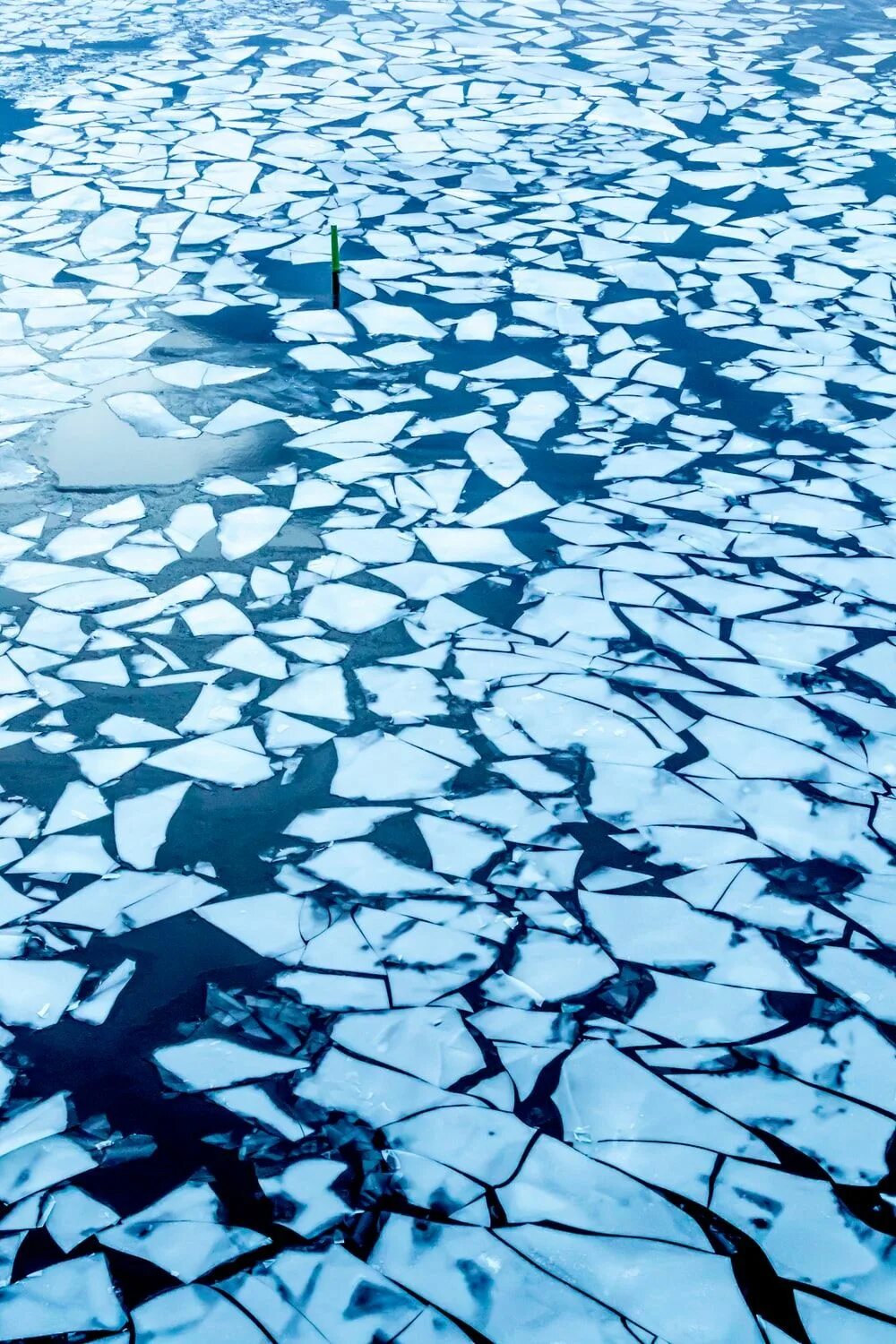 Мелкий лед на воде 4. Лед. Треснувший лед. Вода со льдом. Лед трескается.