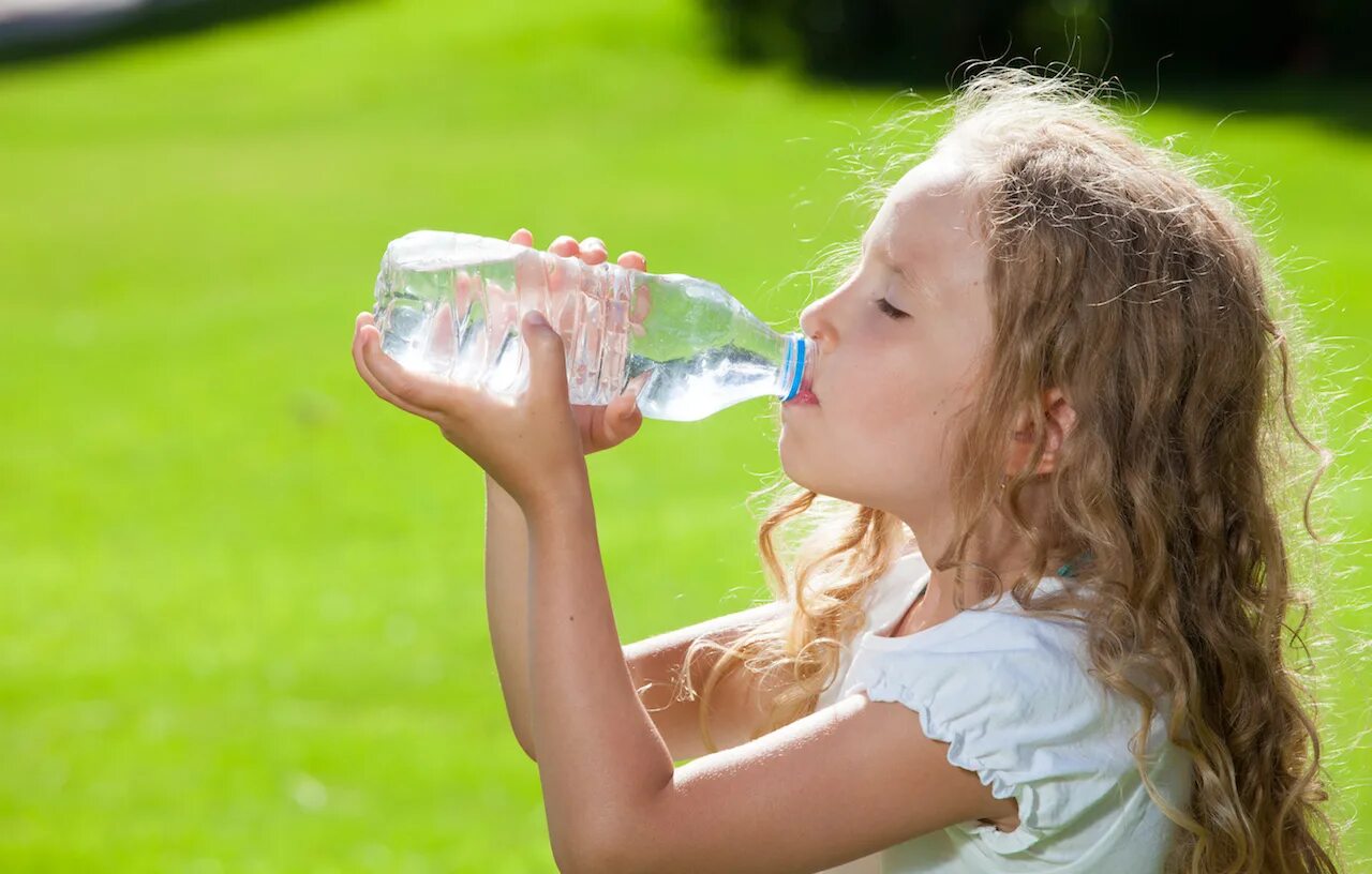 Питьевая вода на улице. Дети воды. Девочка пьет воду. Ребенок пьет. Девушка с ребенком в воде.