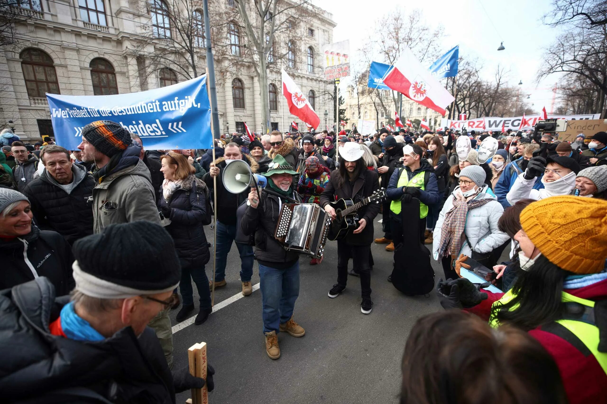 Против изоляции. Митинги в Австрии. Ковид митинги Латвия. Вена протест Хохлов. Митинг австрийского художника.