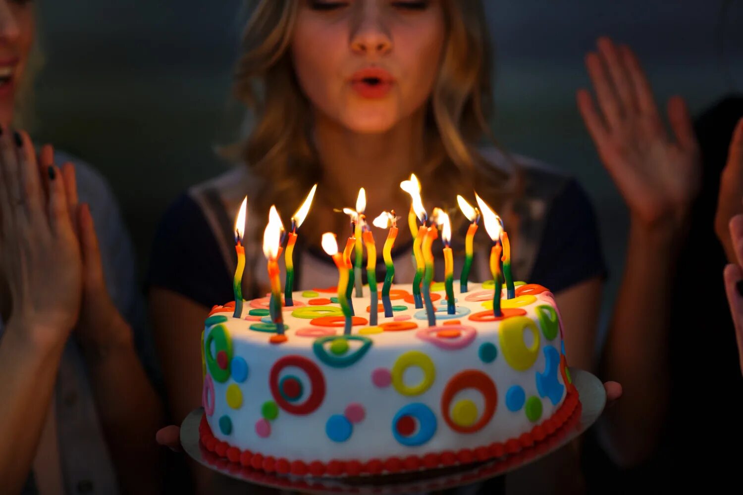 A birthday. Торт со свечками. Задувает свечи на торте. Свечи для торта. Свеча в торт "с днем рождения".