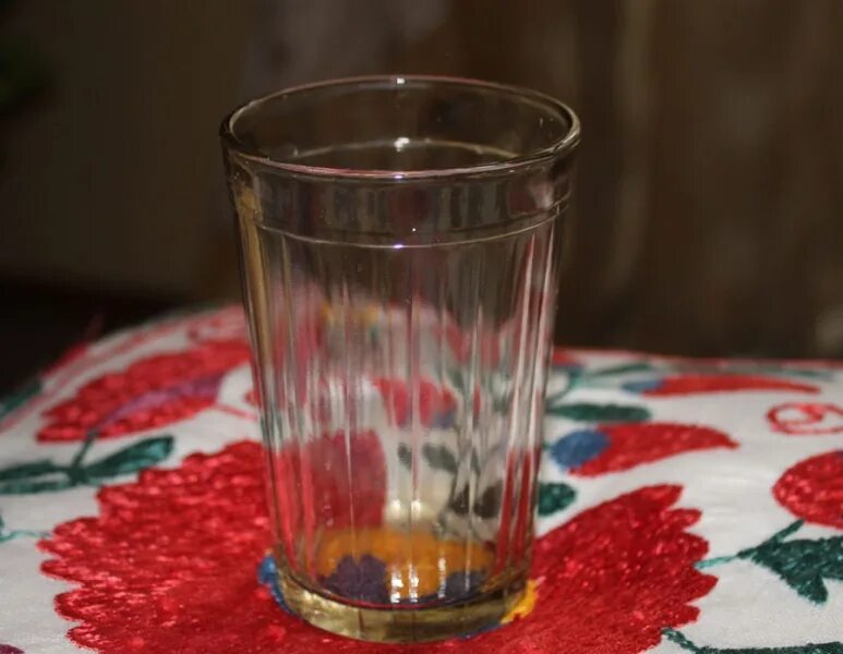 Граненый стакан 2022. Стаканчики граненые упали. Как играть на гранёном стакане. Стаканчики граненые упали. Лимон и советский гранённый стакагн.