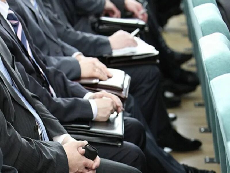 Государственные и муниципальные служащие. Государственный служащий. Чиновники. Государственный гражданский служащий. Государственные служащие.