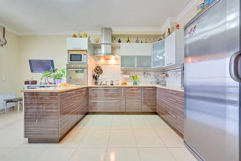 Встроенные кухни в калининграде производители. Кухни калининград. Кухни бауцентр калининград. Глянцевые фасады для кухни. Бежевая кухня с золотыми ручками.