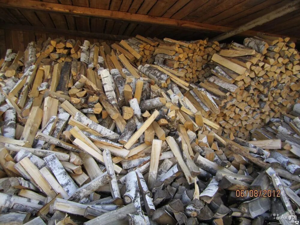 Купить дрова в екатеринбурге с доставкой. Дрова берёзовые колотые. Дрова навалом. Дрова берёзовые колотые с доставкой. Дрова в сарае березовые.