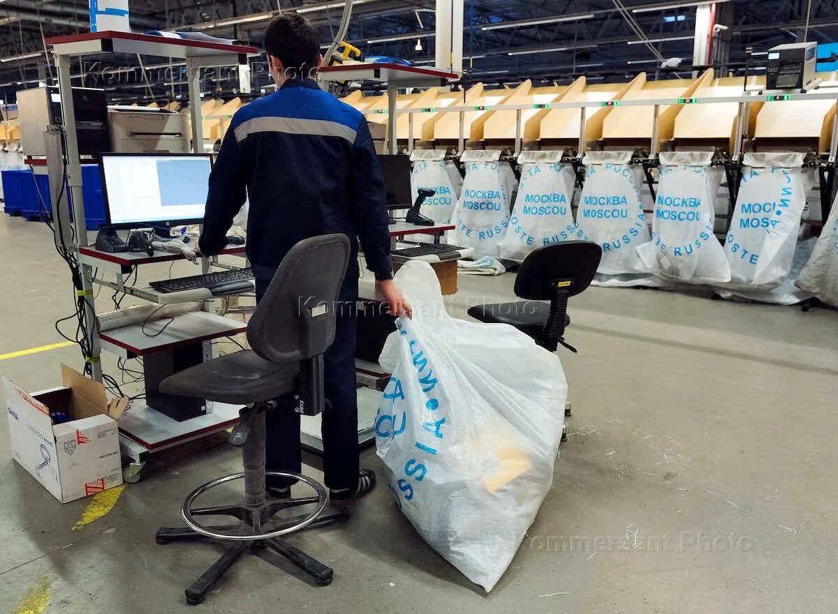 Сортировочный центр почты россии. Сортировка почта россии. Сортировщик почтовых отправлений. Центр сортировки посылок. Почта россии склад.