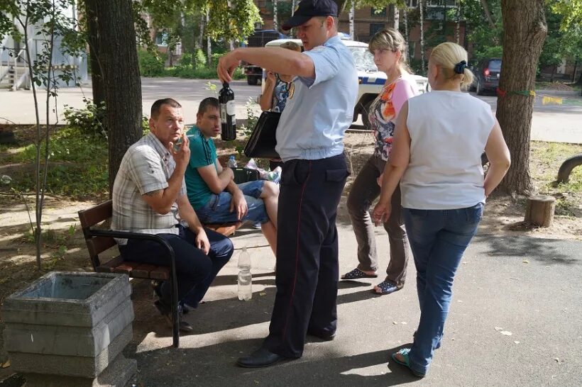 Распитие напитков в общественном месте. Распитие слабоалкогольных напитков в общественных местах. Полиция в парке. Распитие спиртных напитков несовершеннолетними в общественных местах