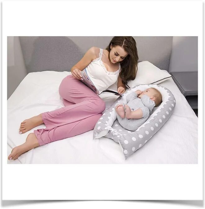 Можно ли спать новорожденному в коконе ночью. Матрас кокон для новорожденных. Кокон в кроватку для новорожденных. Матрасик для кормления новорожденных. Кокон для кормления новорожденных.