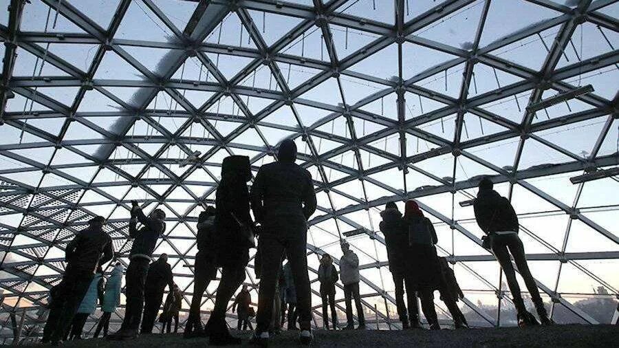 медиацентр в парке зарядье полет над москвой. парк зарядье кинотеатр полет. полет над россией зарядье. аттракцион полет над москвой в парке зарядье. парк зарядье медиацентр полет над москвой.