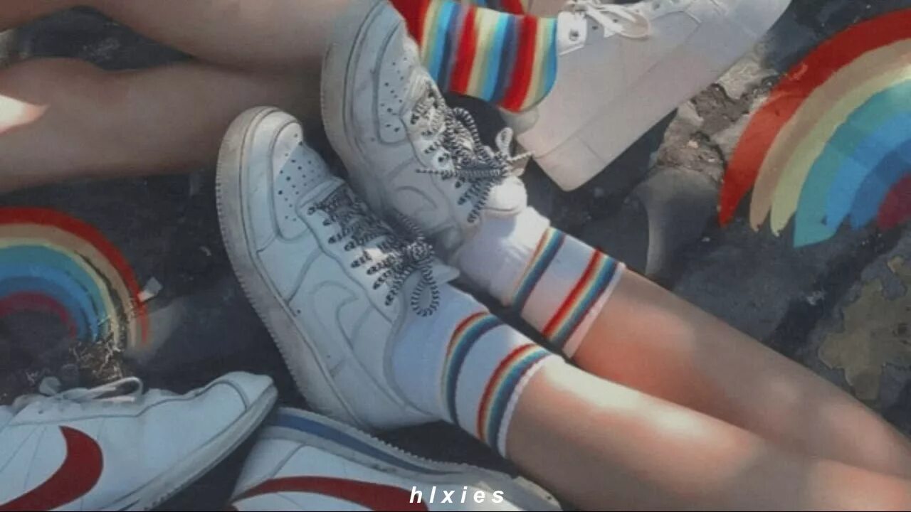 Лесбиянство не модно песня. Rainbow Core aesthetic. Girl Rainbow aesthetic.