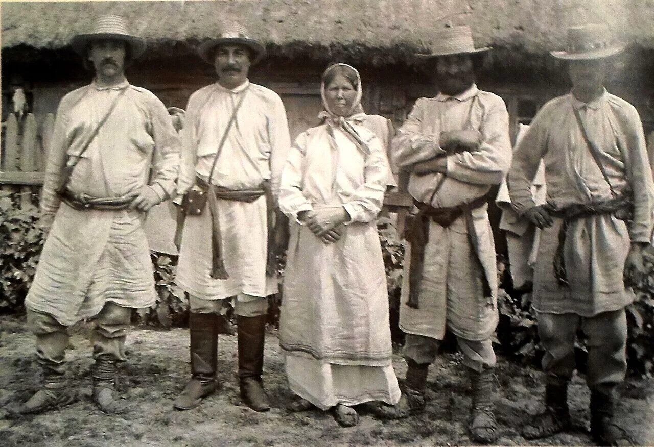 Галичанские крестьяне 19 век. Крестьяне смоленской губернии. Крестьяне 1903. Народный костюм могилёвской губернии. Крестьяне белорусы.