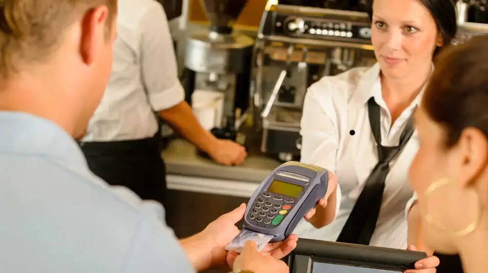 Мужчина с кредитной картой. Человек за кассой. Работа мобильным кассиром. Мобильный кассир магазин верный. Работа мобильным кассиром.