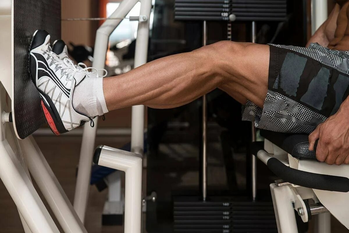 Сильные и быстрые ноги. Leg Press Calf raise тренажер. Тренировка икр на тренажере. Упражнение на икры ног в тренажере. Подъем на носки в тренажере.