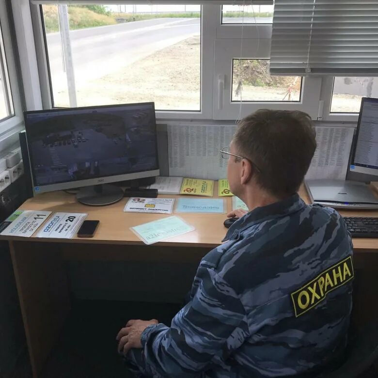 Охранник вахта детского сада. Охранник. Требуются охранники на вахту. Пост охраны объекта. Охранник со спины.