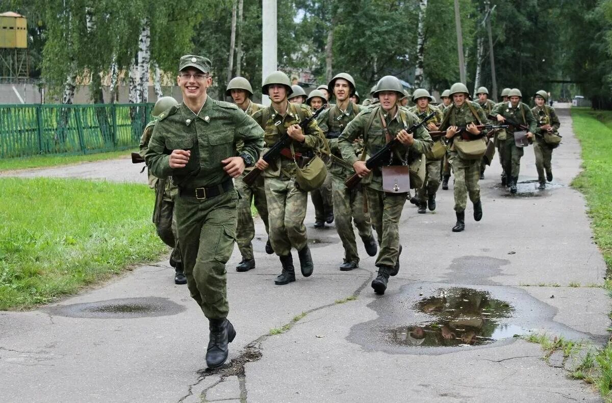 Солдаты на марш броске. Военные бегут. Солдат бежит. Марш бросок в армии.