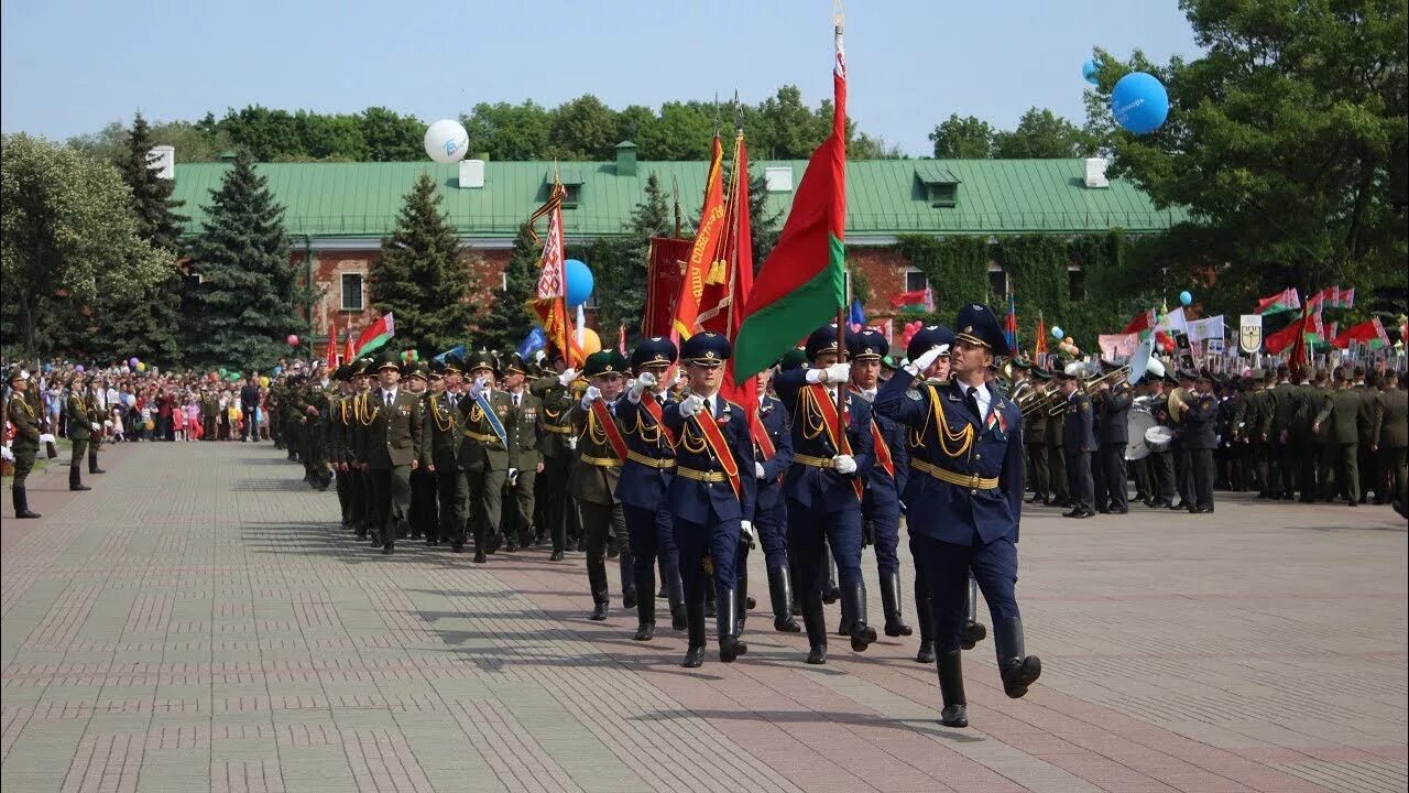 Брест в мае. 9 мая брест. парад победы в бресте. фото день победы бреста. парад в крепости.
