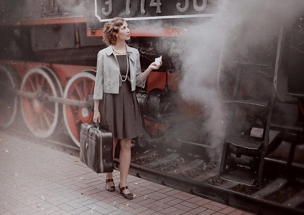 Женщина сошла. Фотосессия в ретро стиле на вокзале. Девушка с чемоданом у поезда. Девушка на вокзале с чемоданом. Фотосессия с чемоданом.