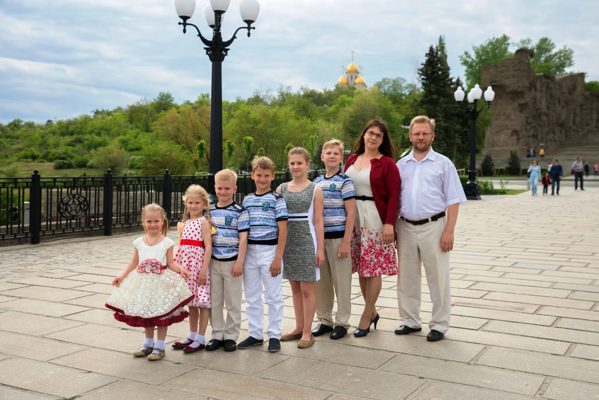 19 детей в семье россия. Семья. Многодетная семья. Православная многодетная семья. Фотосессия многодетной семьи.