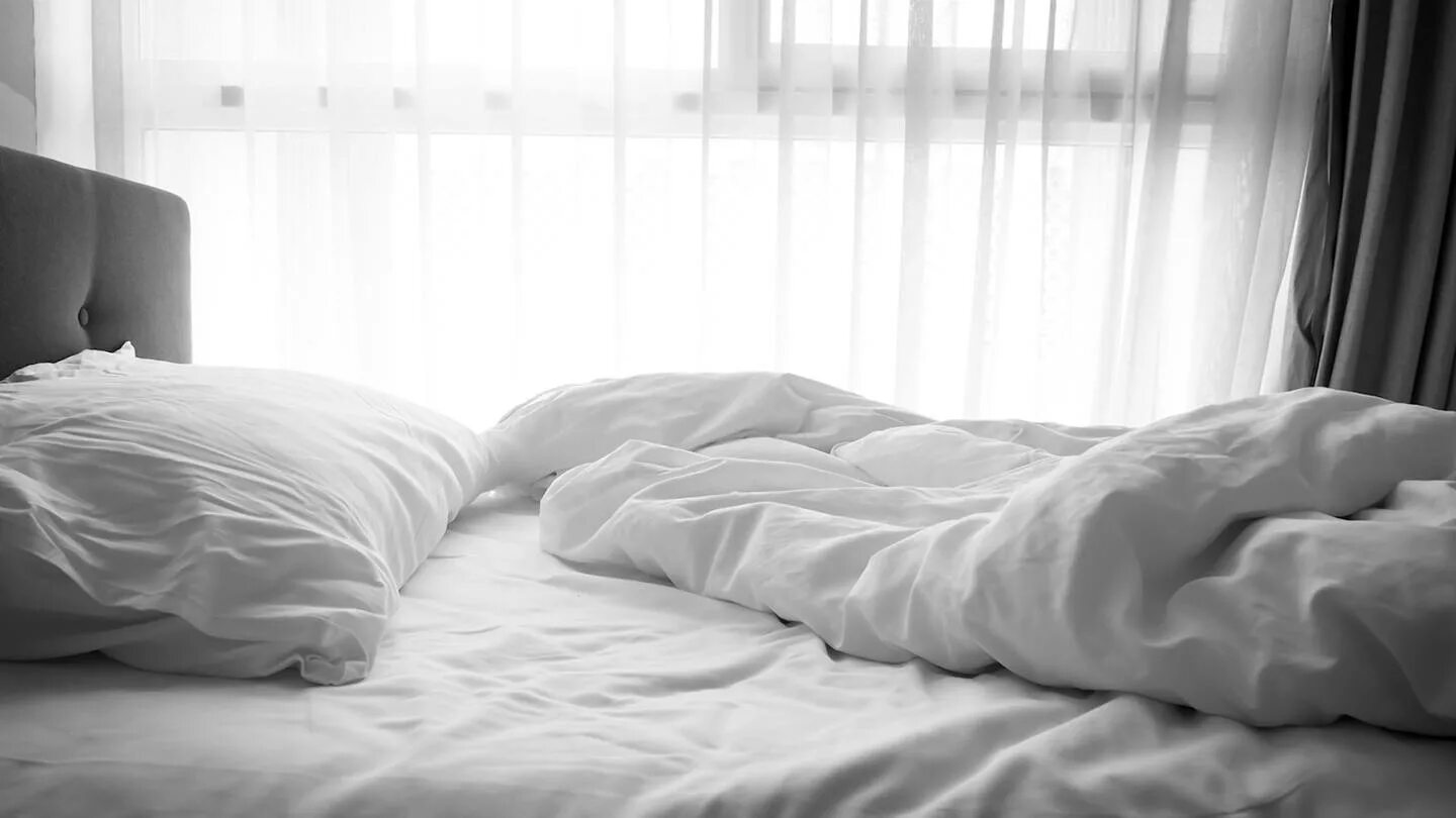 Просто лежит на кровати. Белое одеяло на кровати. Парень в белой кровати. Приснилось лежать на кровати. Белые подушки на кровати.
