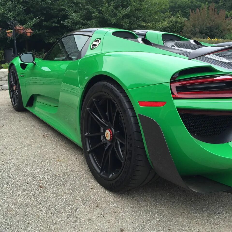 Viper green. Порше 918 Spyder. Порше 918 Спайдер зеленый. Порше 918 салатовый. Porsche 918 зеленая.